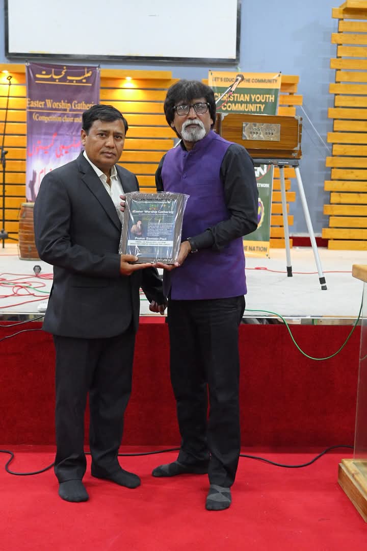 CYCD distributes shields to special guests at the quiz competition