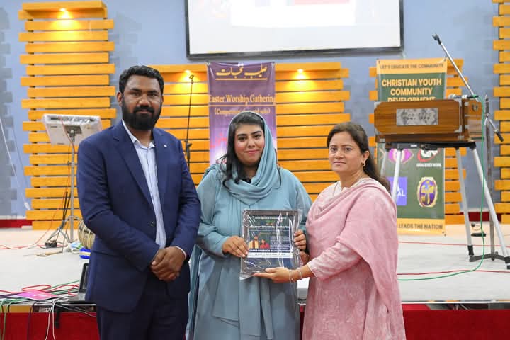 CYCD distributes shields to special guests at the quiz competition